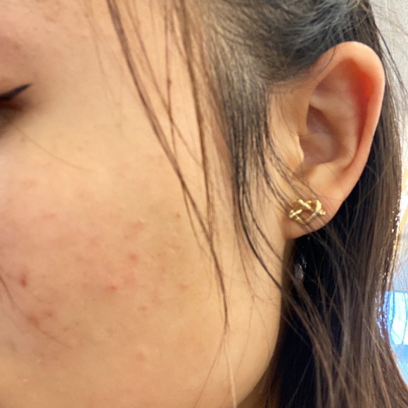 Beautiful heart shaped studs - Picture 4 of 4